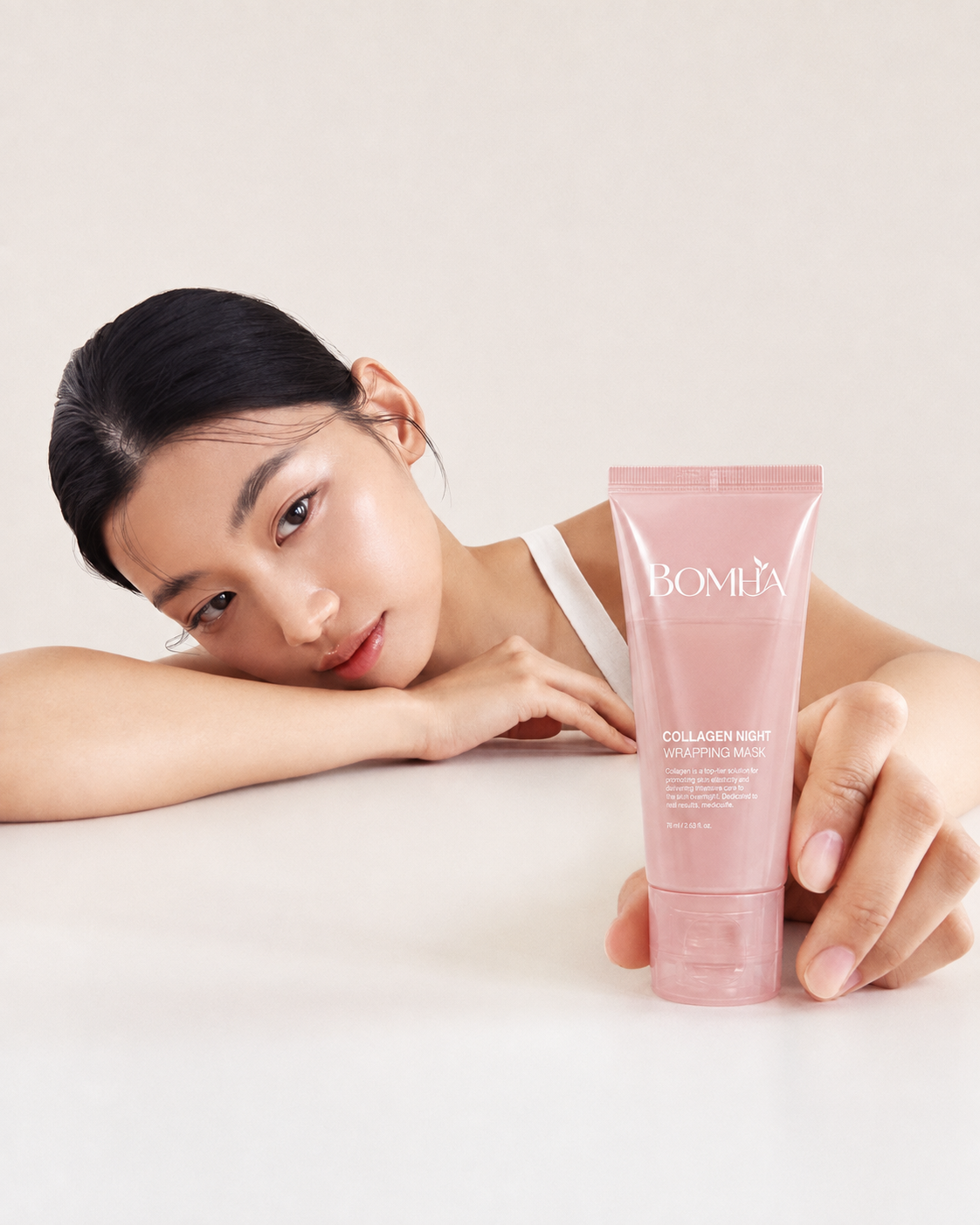 Applying the Bomha collagen night wrapping mask